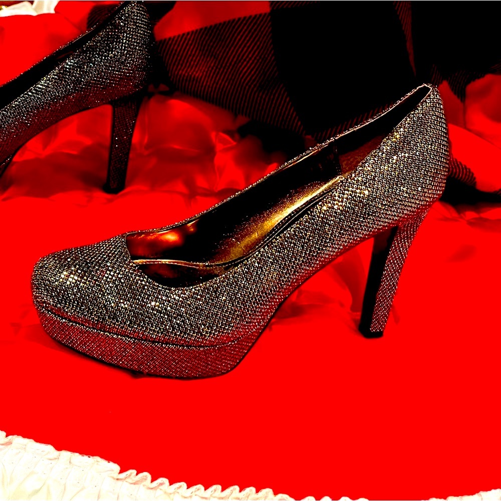NWOT Nina gold sparkle 8 1/2 pumps